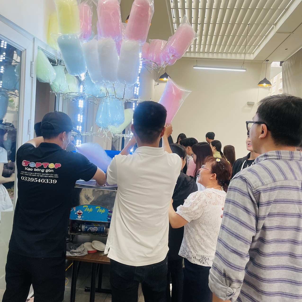 Dịch Vụ Làm Kẹo Bông Gòn Cho Các Sự Kiện.