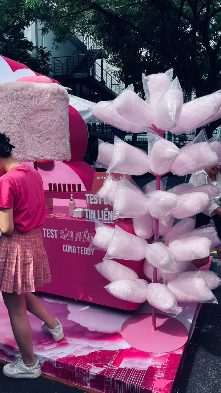 Chàng Trai Cuồng Hồng Bán Kẹo Bông Gòn Gây Sốc Chỉ Bán Kẹo Hồng, Xe Hồng, Đồ Hồng.